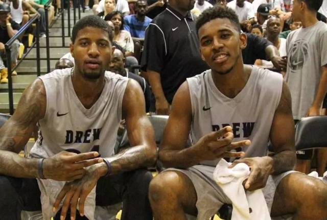 它像敲鼓的